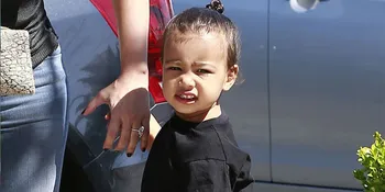 Makin Sosialita, North West Pakai Kalung Emas Besar & Mewah