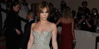 Malunya... Gaun Jennifer Lopez Melorot di Depan Umum