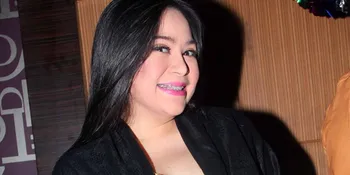 Manajeri Dua Putrinya, Annisa Bahar Tetap Profesional