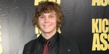 'Manis', Evan Peters Posting Foto Natal Emma Roberts