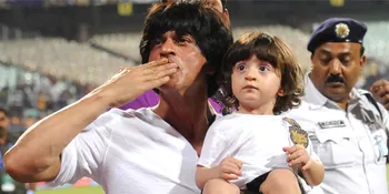 Manisnya, Aryan Khan Gendong si Bungsu AbRam Khan di Bandara