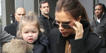 Manisnya... Harper Seven Beckham 'Pamer Gigi' di Jalanan