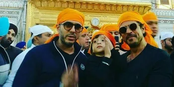 Manisnya Pelukan AbRam dan Caption Shahrukh Khan Ini Bikin Baper