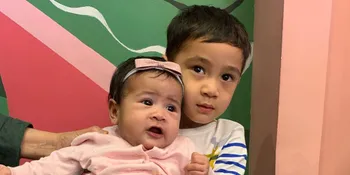 Manisnya Perlakuan Rafathar Saat Usap dan Gendong Baby Ansara yang Menangis