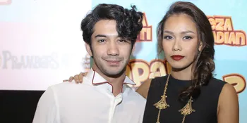 Manisnya, Reza Rahadian Bagi-Bagi Bunga ke Penonton 'KAPAN KAWIN'