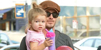 Manjanya Harper Beckham, Sudah Besar Masih Pakai 'Kereta Bayi'