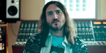 Mantan Gitaris RHCP Kembali Berkesperimen Dalam Album Barunya
