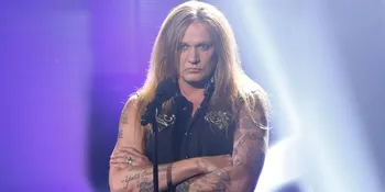 Mantan Vokalis Skid Row Tiru Gaya Lady Gaga, Mirip?