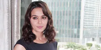 Marah, Preity Zinta Bentak Paparazzi dan Mengelak Tak Mau Difoto