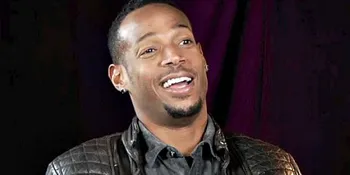Marlon Wayans Mengelap Pantat Dengan Cek 'SCARY MOVIE'