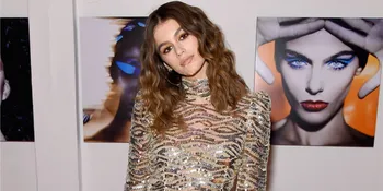 Masih 16 Tahun, Kaia Putri Cindy Crawford Tampil Cantik di Paris Fashion Week