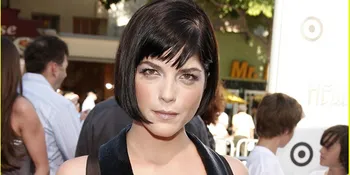 Masker Full Face Selma Blair, Perawatan atau Proyek Film Terbaru?