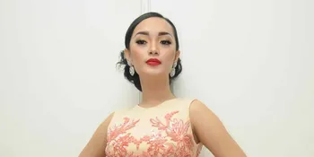 Mata Kiri Dibungkus Perban, Ada Apa Dengan Zaskia Gotik?