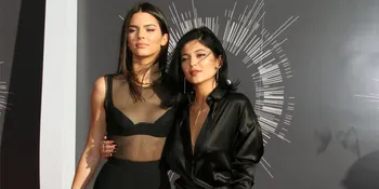 Mau Tahu Siapa Sumber Inspirasi Fashion Kendall &#38; Kylie Jenner?