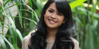 Maudy Ayunda Tebar Senyum di Depan Kampus Barunya