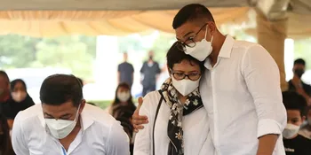 Maura Magnalia Menyatu dengan Tanah, Nurul Arifin Antarkan Kepergian Putri Tercintanya dengan Tangis Air Mata