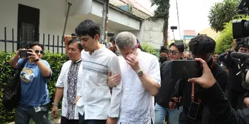 Maxime Bouttier Ikut Angkat Keranda Jenazah Ibunda, Luna Maya Terlihat Cantik Kenakan Mukena