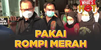 Medina Zein Pakai Rompi Merah - Ditahan Di Polda Metro Jaya