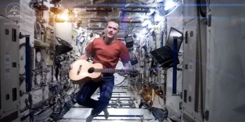 Melayang di Luar Angkasa, Astronot Ini Cover Lagu 'Space Oddity'