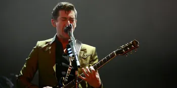 Menang Besar, Alex Turner Tak Lagi Berulah Pada Nme Awards