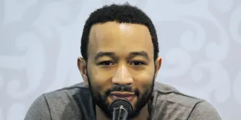 Menang Oscar, John Legend dan Istri Pamer Tidur Bareng Piala Emas