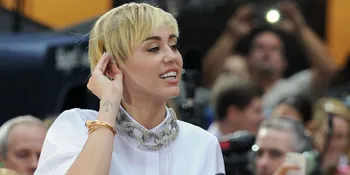 Menang Taruhan, Miley Cyrus Dapat Toilet Super Mewah