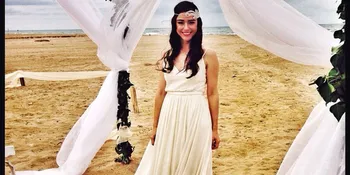 Mendongak ke Atas, Pose Konyol Ozge Gurel Ini Bikin Geleng Kepala