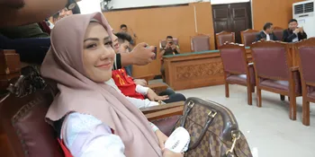 Mengaku Dapat Hikmah di Dalam Penjara, Rey Utami Sekarang Sudah Pakai Mukena Sebelum Adzan