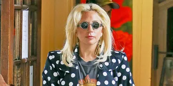 Mengerikan! Tangan Lady Gaga Berdarah-Darah Pegang Naskah