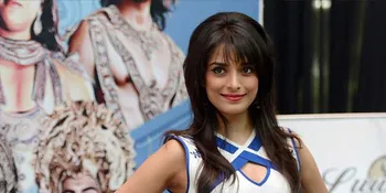 Menor Dengan Lipstik Merah Menyala, Pooja Sharma Masih Cantik?