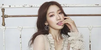 Menuju Paris, Park Shin Hye Tampil Fashionable dan Penuh Senyum