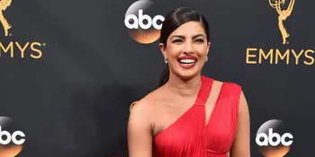 Merah Membara, Priyanka Chopra Bak Ratu di Red Carpet EMMY Awards