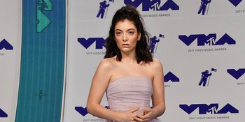 Meski Kepanasan, Lorde Tampil Total Hibur Penonton WTF 2018