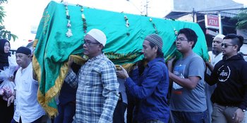 Meski Sedih, Kedua Anak Komeng Tandu Adiknya Hingga Makam