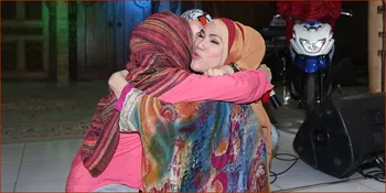 Meski Sedih, Putri Dorce Gamalama Ikut Lipat Kafan Untuk Mamanya