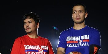 Meski Tak Mengerti, Begini Keseruan Indra Bekti dan Samuel Rizal Bermain Basket Bersama Anak Yatim
