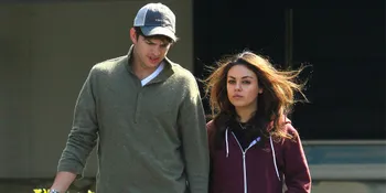 Mesra! Ashton Kutcher Lindungi Bayi Mila Kunis