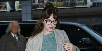 Mesra! Dakota Johnson dan Pacarnya Pegangan Tangan di Depan Umum
