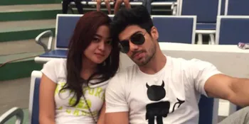 Mesra, Lavanya Bhardwaj Genggam Tangan Suci Bak Adegan 'TITANIC'