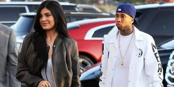 Mesra-Mesraan di Pantai, Kylie Jenner & Tyga Bak Bulan Madu