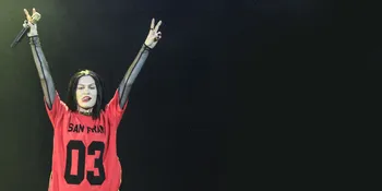 Mesra! Tinggal Pacar ke New York, Jessie J Hadiahi Ciuman Cinta