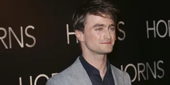 Mesranya... Daniel Radcliffe Peluk 'Pacar' di Red Carpet