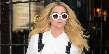 Mewek, Saat Kesha Terima Anugerah dari Organisasi LGBT di AS