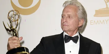 Michael Douglas - Catherine Zeta Jones Batalkan Perceraian
