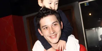 Mike Lewis Cari Pasangan Non Selebriti