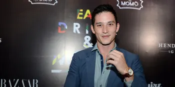 Mike Lewis Gandeng Bule Cantik di Perayaan Tahun Baru