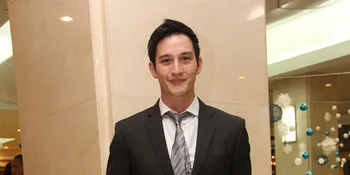 Mike Lewis Hilangkan Kangen Dengan Boneka Pemberian Anak