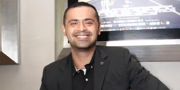 Mike Lucock Dan Keluarga Besar Punya Tradisi Ziarah Unik