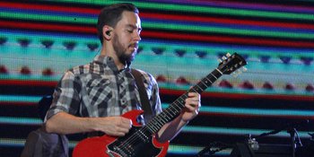 Mike Shinoda Sebut Chvrches Seperti Alat Vital Pria?