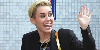 Miley Cyrus Dirumorkan Berkencan Dengan Produsernya